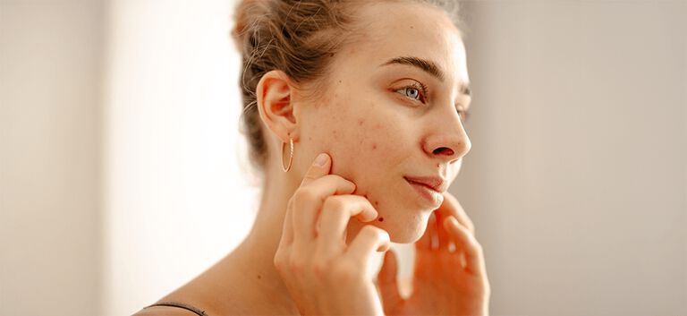 https://www.multipharma.be/dw/image/v2/BDGN_PRD/on/demandware.static/-/Library-Sites-MultipharmaSharedLibrary/default/dw0785a8d2/Home/Category%20Landing%20Pages/Make-up%20remover%20en%20gezichtsreiniger/demaquillant-article-981x451-1.jpg?sw=768&sfrm=png