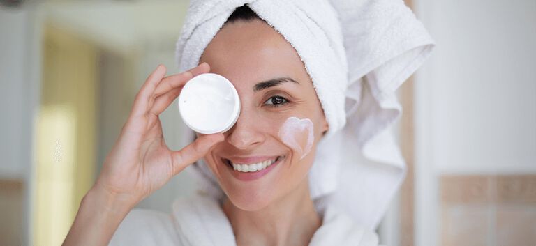 https://www.multipharma.be/dw/image/v2/BDGN_PRD/on/demandware.static/-/Library-Sites-MultipharmaSharedLibrary/default/dw368f9f25/Home/Category%20Landing%20Pages/Anti%20aging/antiage-981x451-article-1-image-1.jpg?sw=768&sfrm=png