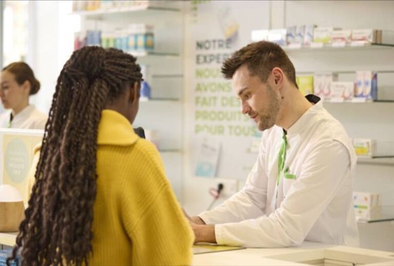 https://www.multipharma.be/dw/image/v2/BDGN_PRD/on/demandware.static/-/Library-Sites-MultipharmaSharedLibrary/default/dw36bad861/Home/blog/Seasonal-Campaigns/2025%2010%20Antibio/apotheek.jpg?sw=768&sfrm=jpg