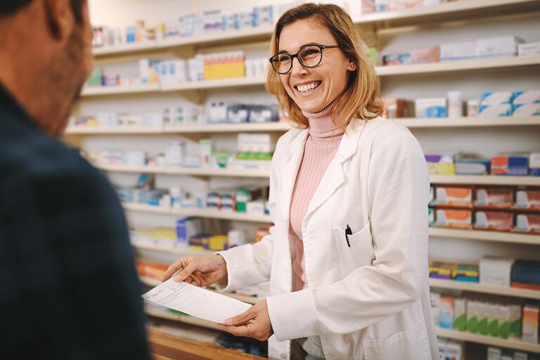 https://www.multipharma.be/dw/image/v2/BDGN_PRD/on/demandware.static/-/Library-Sites-MultipharmaSharedLibrary/default/dw50c67564/Home/Corporate/Pharmacien%20de%20ref/temoignage-981x654-1.jpg?sw=768&sfrm=png