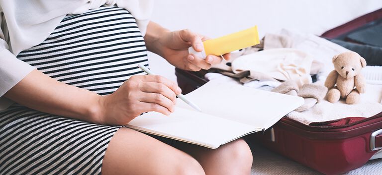 https://www.multipharma.be/dw/image/v2/BDGN_PRD/on/demandware.static/-/Library-Sites-MultipharmaSharedLibrary/default/dw8bd631c2/Home/blog/Seasonal-Campaigns/2023%2003%20Maternity/valise-981x451.jpg?sw=768&sfrm=png