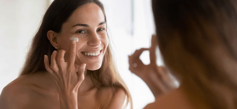 https://www.multipharma.be/dw/image/v2/BDGN_PRD/on/demandware.static/-/Library-Sites-MultipharmaSharedLibrary/default/dw98c58247/Home/Category%20Landing%20Pages/Anti%20aging/antiage-981x451-article-1-image-2.jpg?sw=768&sfrm=png