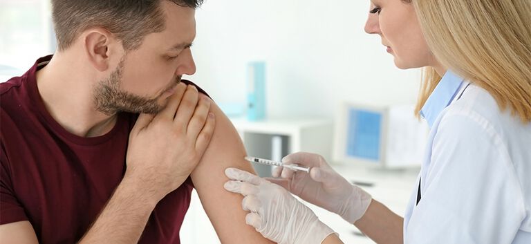 https://www.multipharma.be/dw/image/v2/BDGN_PRD/on/demandware.static/-/Library-Sites-MultipharmaSharedLibrary/default/dw9b1d82a4/Home/blog/Dossier-vaccinaties/vaccin-981x451-7.jpg?sw=768&sfrm=png