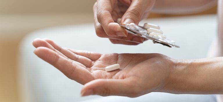 https://www.multipharma.be/dw/image/v2/BDGN_PRD/on/demandware.static/-/Library-Sites-MultipharmaSharedLibrary/default/dwac5d663f/Home/blog/Seasonal-Campaigns/2024%2003%20Antidouleurs/antidouleurs-981x451-7.jpg?sw=768&sfrm=png