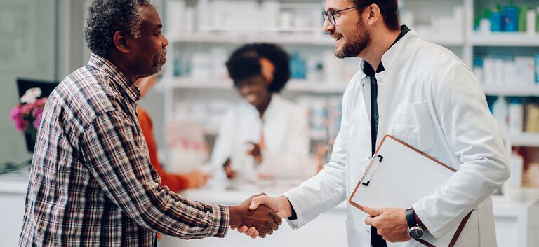 https://www.multipharma.be/dw/image/v2/BDGN_PRD/on/demandware.static/-/Library-Sites-MultipharmaSharedLibrary/default/dwb0e97d6b/Home/Corporate/Pharmacien%20de%20ref/temoignage-981x451-4.jpg?sw=768&sfrm=png