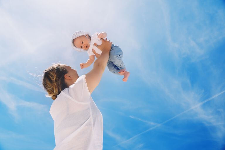https://www.multipharma.be/dw/image/v2/BDGN_PRD/on/demandware.static/-/Library-Sites-MultipharmaSharedLibrary/default/dwb1ab3cd7/Home/blog/Seasonal-Campaigns/2022-5-Baby/bebe%20981x654.jpg?sw=768&sfrm=png