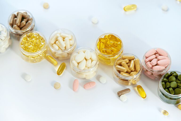 https://www.multipharma.be/dw/image/v2/BDGN_PRD/on/demandware.static/-/Library-Sites-MultipharmaSharedLibrary/default/dwdc54a6fc/Home/Category%20Landing%20Pages/Vitaminen/multivit-981x654-2.jpg?sw=768&sfrm=png