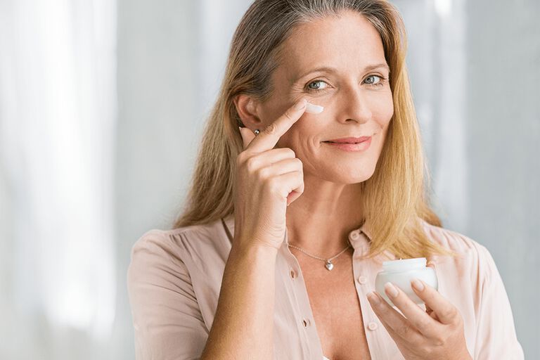 https://www.multipharma.be/dw/image/v2/BDGN_PRD/on/demandware.static/-/Library-Sites-MultipharmaSharedLibrary/default/dwead082f3/Home/Category%20Landing%20Pages/Anti%20aging/aa-981x654.jpg?sw=768&sfrm=png