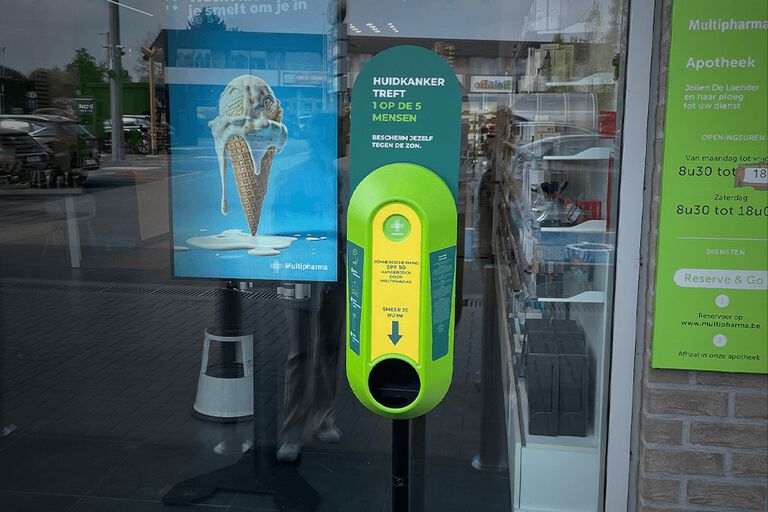 https://www.multipharma.be/dw/image/v2/BDGN_PRD/on/demandware.static/-/Library-Sites-MultipharmaSharedLibrary/default/dwf31905e9/Home/blog/Seasonal-Campaigns/2022-2-Sun/distributeur-solaire-981x654.jpg?sw=768&sfrm=png