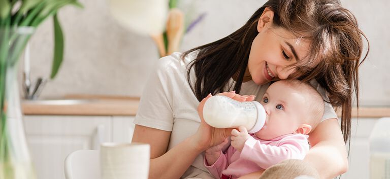 Bien choisir le lait de bébé : lait liquide ou lait en poudre ?