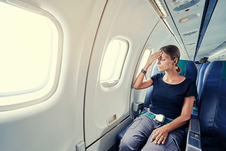 https://www.multipharma.be/dw/image/v2/BDGN_PRD/on/demandware.static/-/Library-Sites-MultipharmaSharedLibrary/fr_BE/dw9810a71c/mal-transport-avion-981x654.jpg?sw=768&sfrm=png
