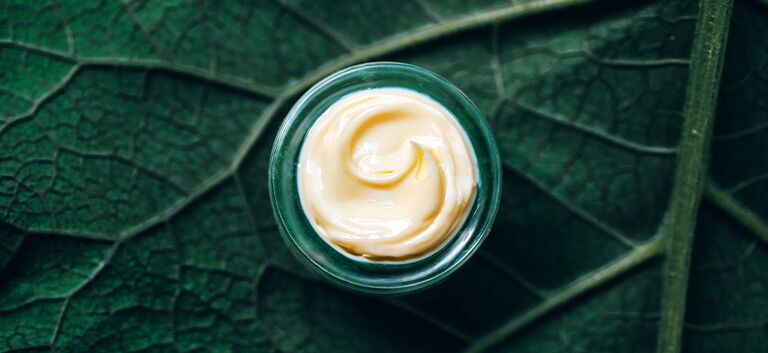 https://www.multipharma.be/dw/image/v2/BDGN_PRD/on/demandware.static/-/Library-Sites-MultipharmaSharedLibrary/fr_BE/dwfed16f01/Blog/Seasonal-Campaigns/2023-1-skin/981x451-article-5.jpg?sw=768&sfrm=png